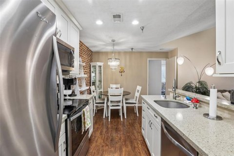 Condo in Saint Petersburg, Florida, 2 bedrooms  № 2195940 - photo 6