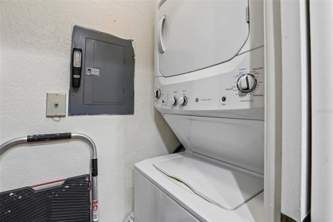 Condo in Saint Petersburg, Florida, 2 bedrooms  № 2195940 - photo 9