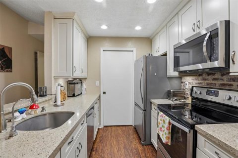 Condo in Saint Petersburg, Florida, 2 bedrooms  № 2195940 - photo 7