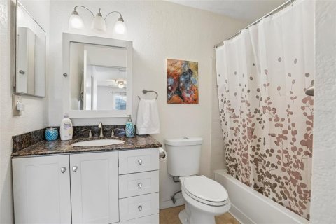Condo in Saint Petersburg, Florida, 2 bedrooms  № 2195940 - photo 13
