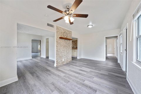 Casa en venta en West Palm Beach, Florida, 3 dormitorios № 1983926 - foto 3