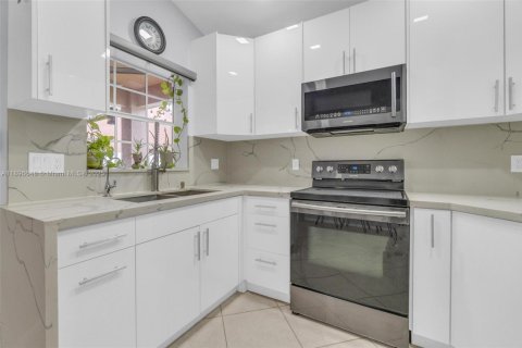 House in Weston, Florida 3 bedrooms, 147.53 sq.m. № 1948341 - photo 13