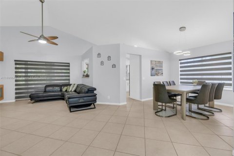 House in Weston, Florida 3 bedrooms, 147.53 sq.m. № 1948341 - photo 9