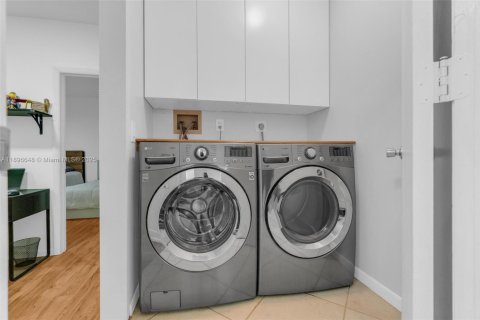 House in Weston, Florida 3 bedrooms, 147.53 sq.m. № 1948341 - photo 30