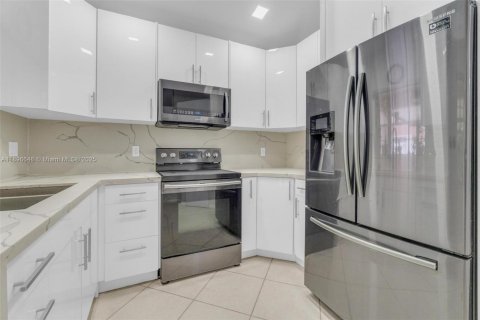 House in Weston, Florida 3 bedrooms, 147.53 sq.m. № 1948341 - photo 16