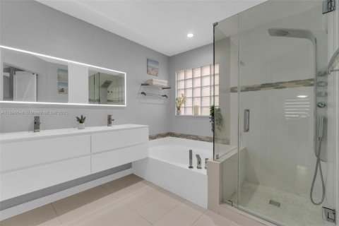 House in Weston, Florida 3 bedrooms, 147.53 sq.m. № 1948341 - photo 25