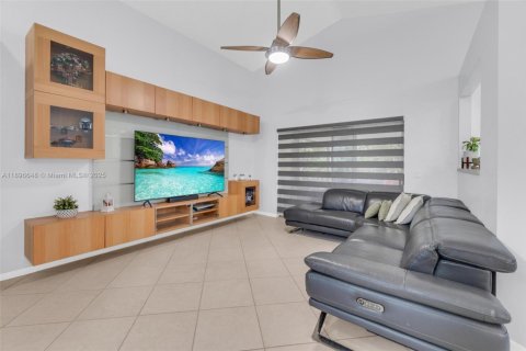 House in Weston, Florida 3 bedrooms, 147.53 sq.m. № 1948341 - photo 7