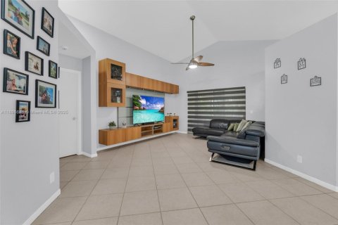 House in Weston, Florida 3 bedrooms, 147.53 sq.m. № 1948341 - photo 6