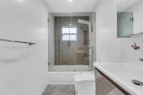 House in Weston, Florida 3 bedrooms, 147.53 sq.m. № 1948341 - photo 22