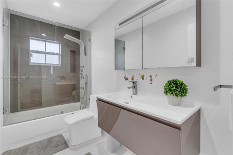 House in Weston, Florida 3 bedrooms, 147.53 sq.m. № 1948341 - photo 21