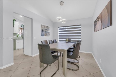 House in Weston, Florida 3 bedrooms, 147.53 sq.m. № 1948341 - photo 11