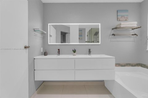 House in Weston, Florida 3 bedrooms, 147.53 sq.m. № 1948341 - photo 27