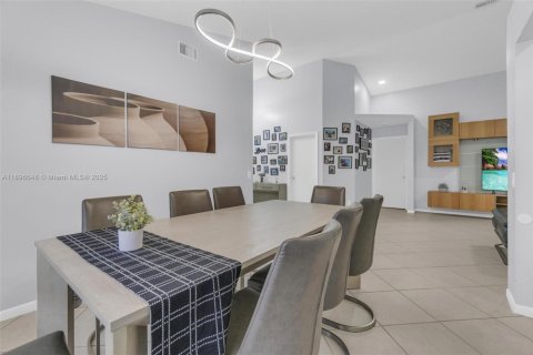 House in Weston, Florida 3 bedrooms, 147.53 sq.m. № 1948341 - photo 12