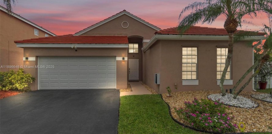 House in Weston, Florida 3 bedrooms, 147.53 sq.m. № 1948341