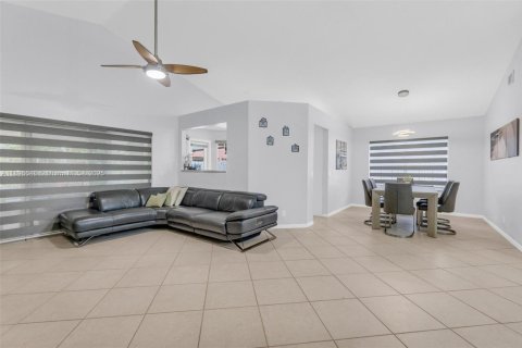 House in Weston, Florida 3 bedrooms, 147.53 sq.m. № 1948341 - photo 10