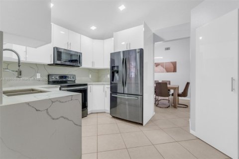 House in Weston, Florida 3 bedrooms, 147.53 sq.m. № 1948341 - photo 17