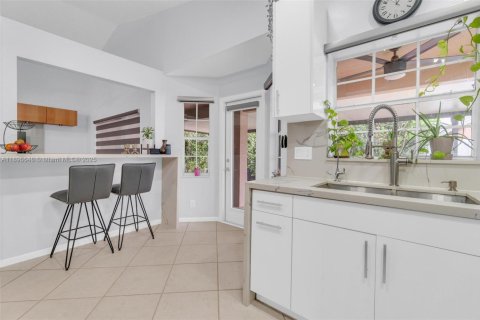 House in Weston, Florida 3 bedrooms, 147.53 sq.m. № 1948341 - photo 18