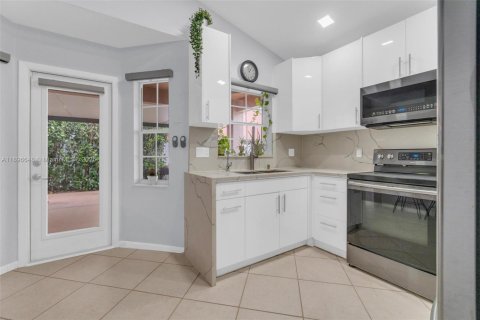 House in Weston, Florida 3 bedrooms, 147.53 sq.m. № 1948341 - photo 14