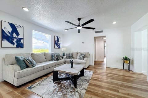 Casa en venta en Orlando, Florida, 4 dormitorios, 162.02 m2 № 1911086 - foto 9