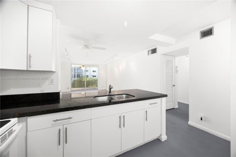 Condo in Hallandale Beach, Florida, 1 bedroom  № 2018306 - photo 8