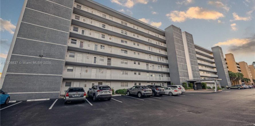 Condo in Hallandale Beach, Florida, 1 bedroom  № 2018306