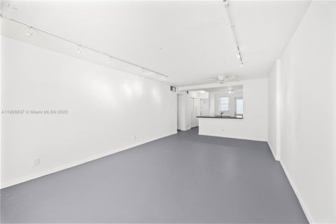 Condo in Hallandale Beach, Florida, 1 bedroom  № 2018306 - photo 11