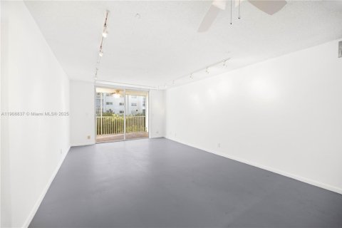 Condo in Hallandale Beach, Florida, 1 bedroom  № 2018306 - photo 10