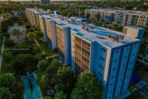 Condo in Hallandale Beach, Florida, 1 bedroom  № 2018306 - photo 22