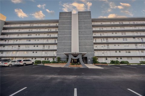 Condo in Hallandale Beach, Florida, 1 bedroom  № 2018306 - photo 2