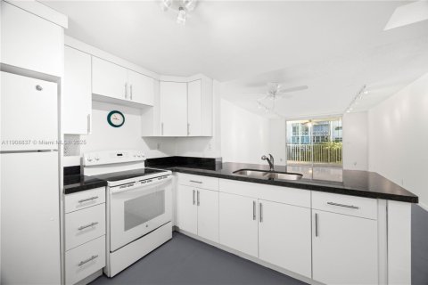 Condo in Hallandale Beach, Florida, 1 bedroom  № 2018306 - photo 4