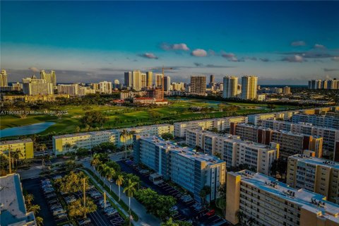 Condo in Hallandale Beach, Florida, 1 bedroom  № 2018306 - photo 23
