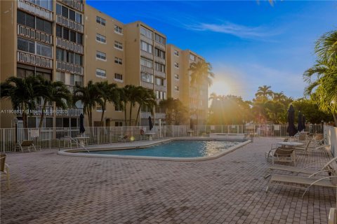Condo in Hallandale Beach, Florida, 1 bedroom  № 2018306 - photo 20