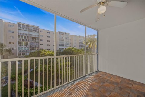 Condo in Hallandale Beach, Florida, 1 bedroom  № 2018306 - photo 19