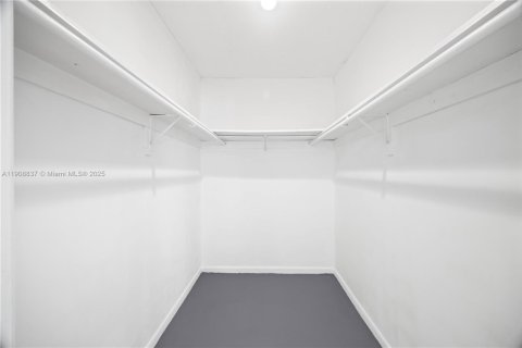 Condo in Hallandale Beach, Florida, 1 bedroom  № 2018306 - photo 15