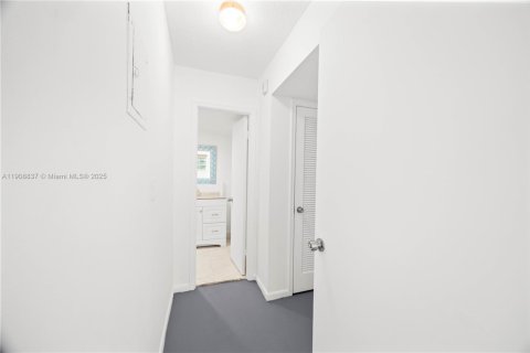 Condo in Hallandale Beach, Florida, 1 bedroom  № 2018306 - photo 16