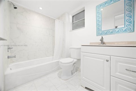 Condo in Hallandale Beach, Florida, 1 bedroom  № 2018306 - photo 9