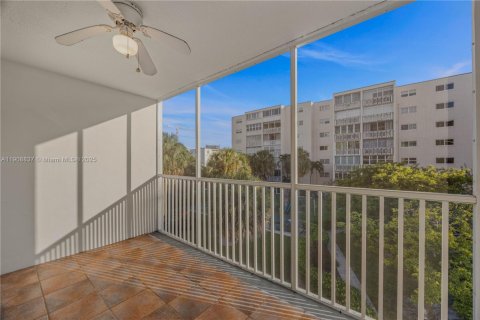 Condo in Hallandale Beach, Florida, 1 bedroom  № 2018306 - photo 18