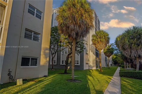 Condo in Hallandale Beach, Florida, 1 bedroom  № 2018306 - photo 21