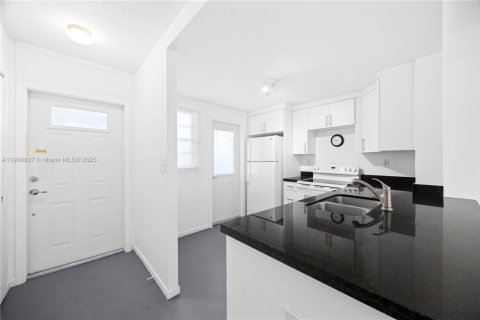 Condo in Hallandale Beach, Florida, 1 bedroom  № 2018306 - photo 5