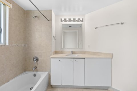 Condo in Miami, Florida, 2 bedrooms № 2076451 - photo 14
