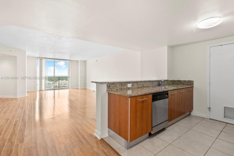 Condo in Miami, Florida, 2 bedrooms № 2076451 - photo 4