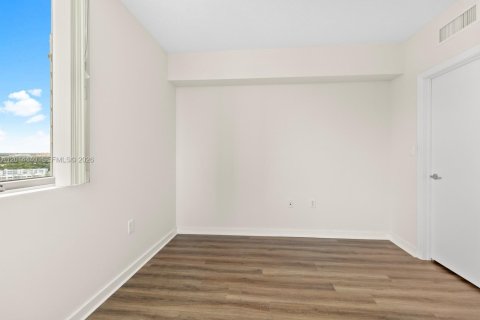 Condo in Miami, Florida, 2 bedrooms № 2076451 - photo 13