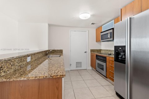Condo in Miami, Florida, 2 bedrooms № 2076451 - photo 2