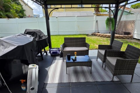 House in Kendall, Florida 4 bedrooms, 188.78 sq.m. № 1882376 - photo 21