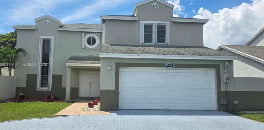 House in Kendall, Florida 4 bedrooms, 188.78 sq.m. № 1882376