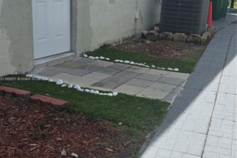 House in Kendall, Florida 4 bedrooms, 188.78 sq.m. № 1882376 - photo 25