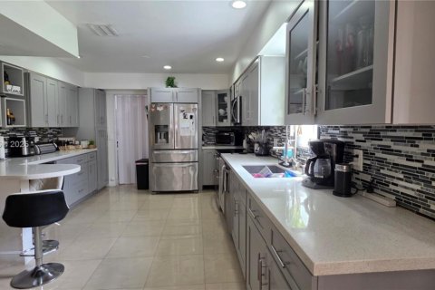 House in Kendall, Florida 4 bedrooms, 188.78 sq.m. № 1882376 - photo 12