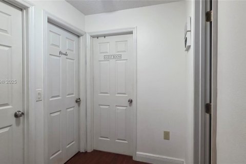 House in Kendall, Florida 4 bedrooms, 188.78 sq.m. № 1882376 - photo 20