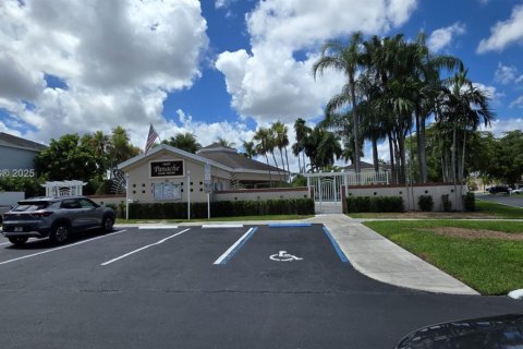House in Kendall, Florida 4 bedrooms, 188.78 sq.m. № 1882376 - photo 28