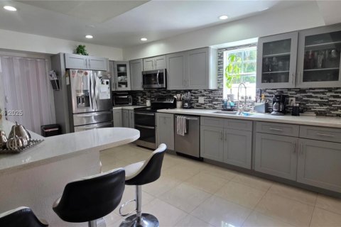 House in Kendall, Florida 4 bedrooms, 188.78 sq.m. № 1882376 - photo 13